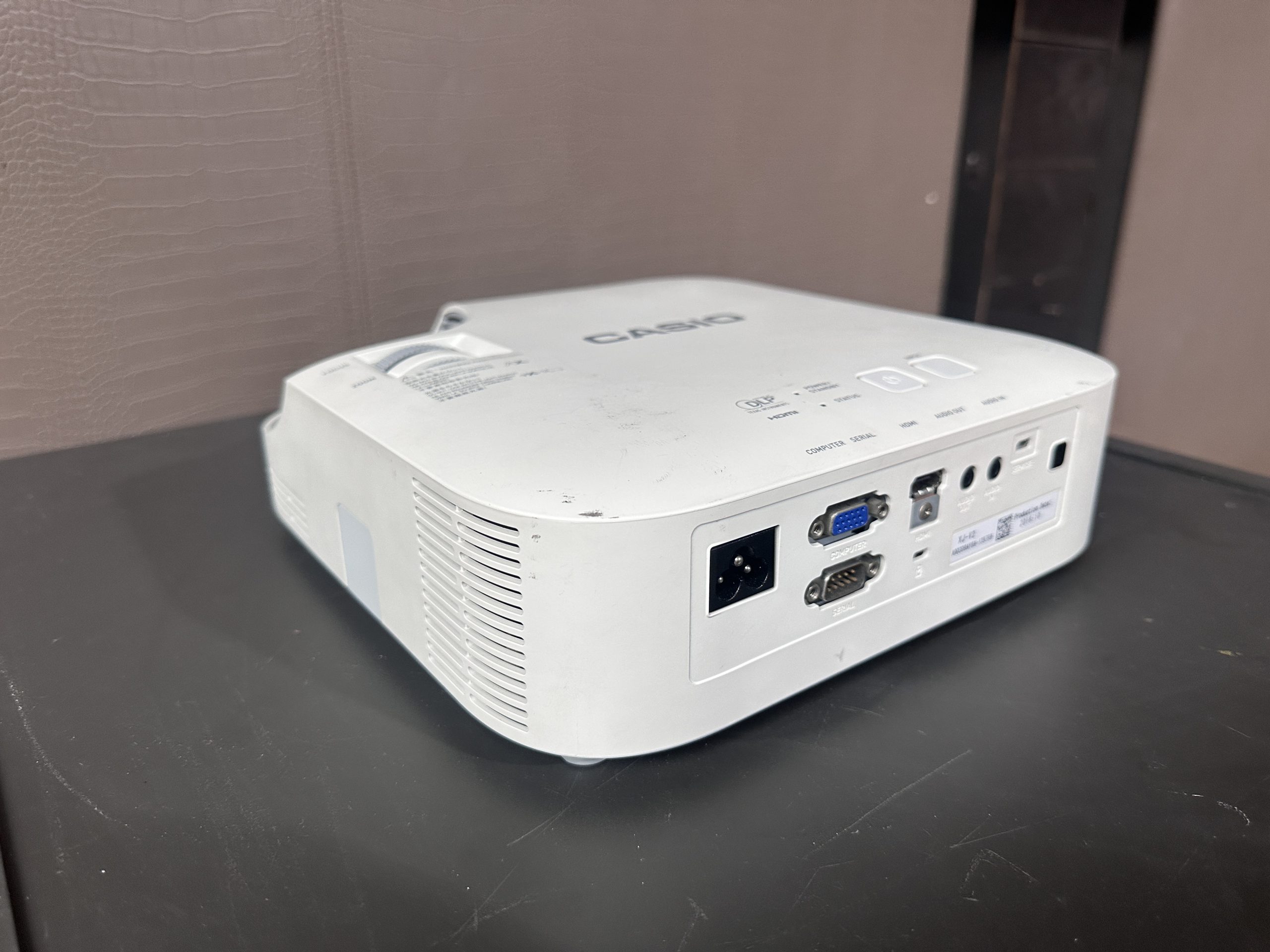 โปรเจคเตอร์ แบรนด์ CASIO รุ่น XJ-V2 สีขาว โปรเจคเตอร์ แบรนด์ CASIO รุ่น XJ-V2 สีขาว