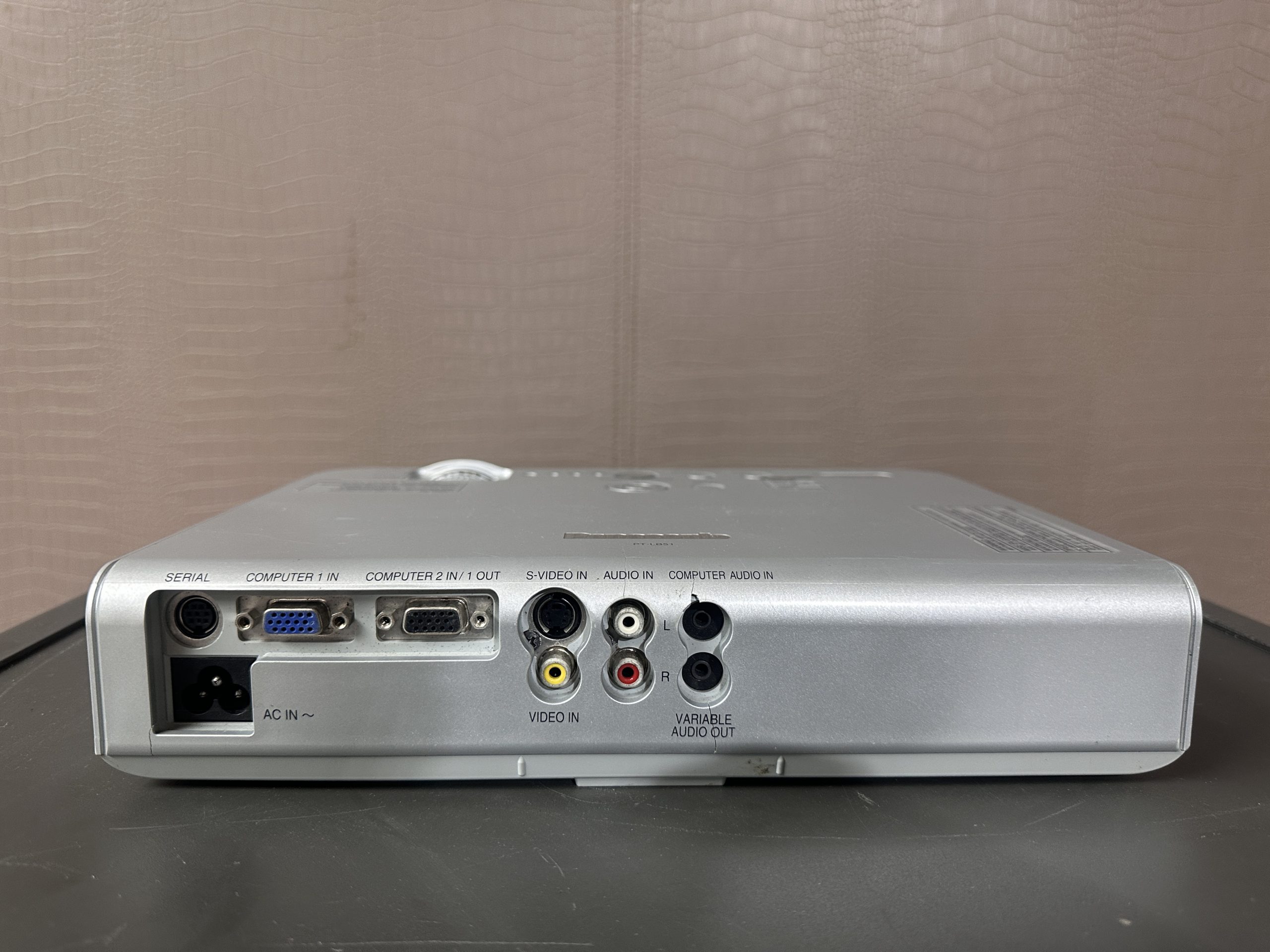 LCD โปรเจเตอร์ แบรนด์ Panasonic รุ่น PT-LB51 LCD โปรเจเตอร์ แบรนด์ Panasonic รุ่น PT-LB51