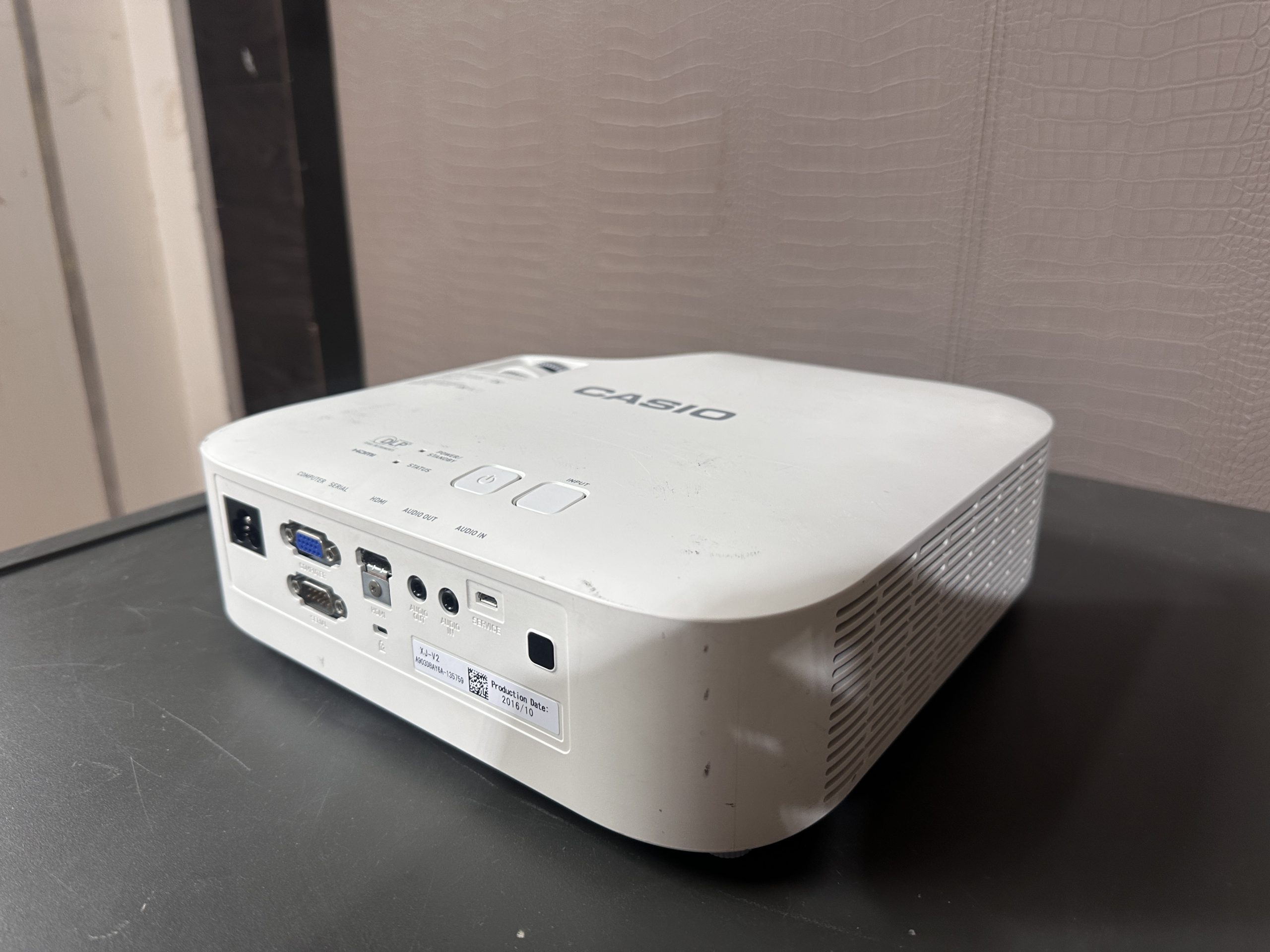 โปรเจคเตอร์ แบรนด์ CASIO รุ่น XJ-V2 สีขาว โปรเจคเตอร์ แบรนด์ CASIO รุ่น XJ-V2 สีขาว