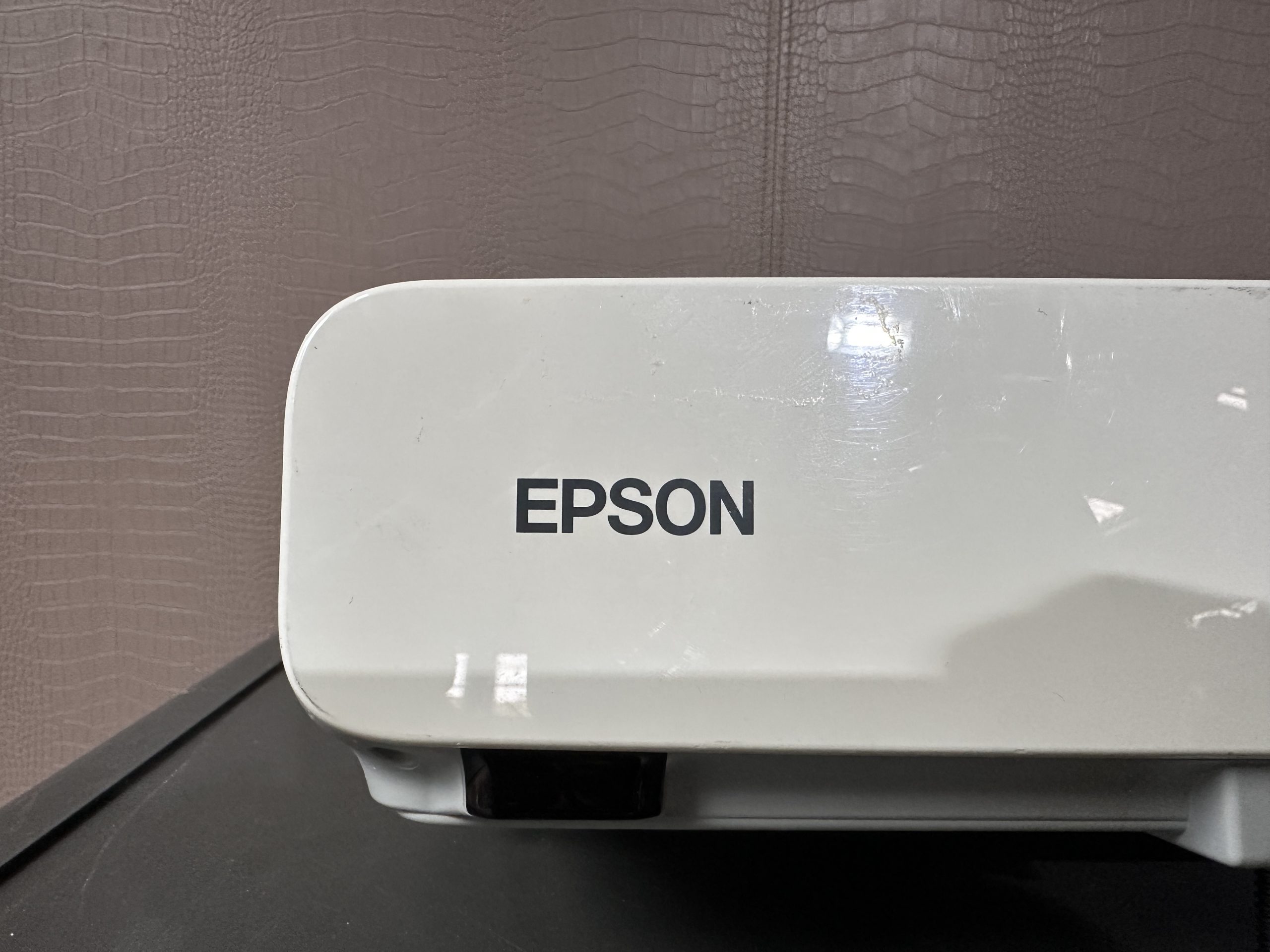 โปรเจคเตอร์ แบรนด์ EPSON รุ่น EB-84 โปรเจคเตอร์ แบรนด์ EPSON รุ่น EB-84