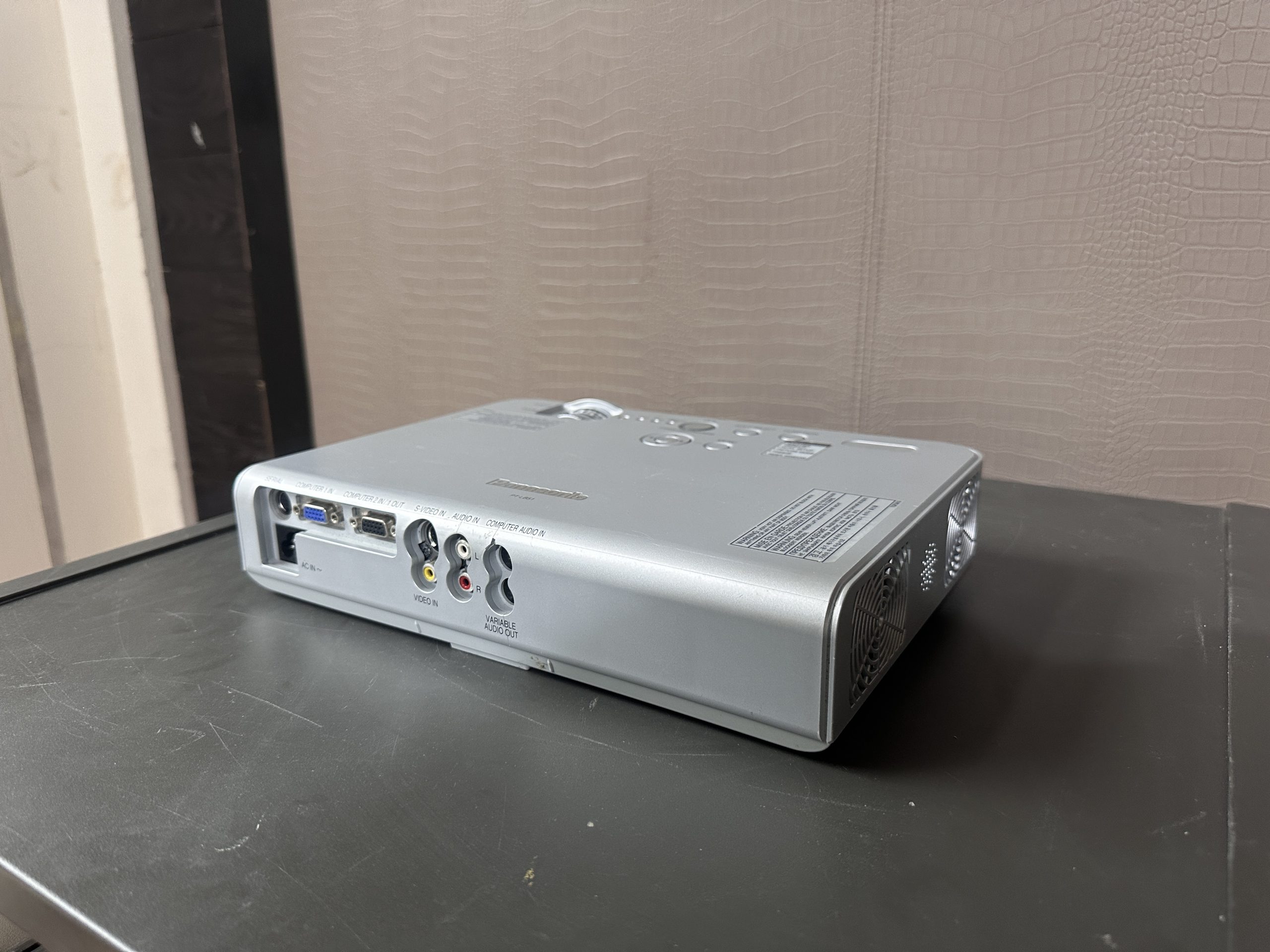 LCD โปรเจเตอร์ แบรนด์ Panasonic รุ่น PT-LB51 LCD โปรเจเตอร์ แบรนด์ Panasonic รุ่น PT-LB51