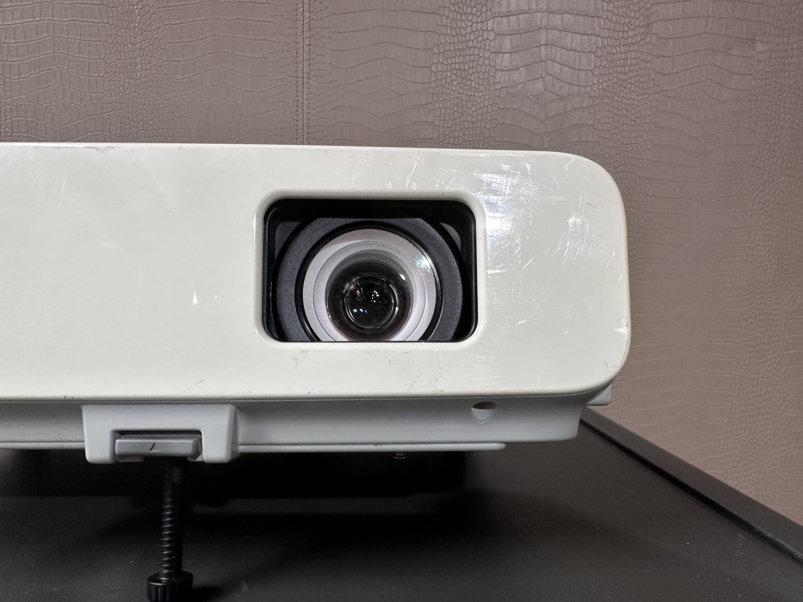 โปรเจคเตอร์ แบรนด์ EPSON รุ่น EB-84 โปรเจคเตอร์ แบรนด์ EPSON รุ่น EB-84