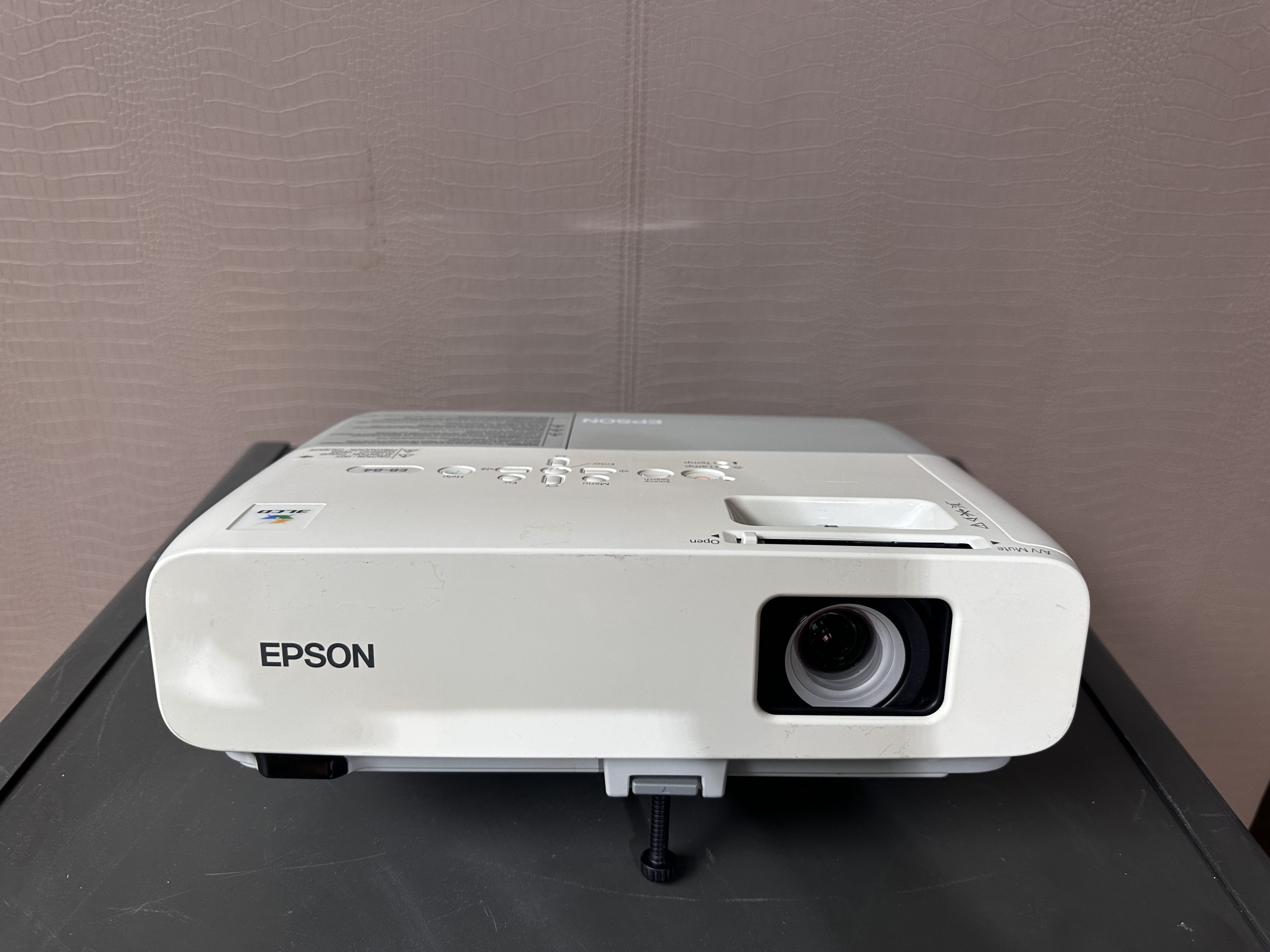 โปรเจคเตอร์ แบรนด์ EPSON รุ่น EB-84 โปรเจคเตอร์ แบรนด์ EPSON รุ่น EB-84
