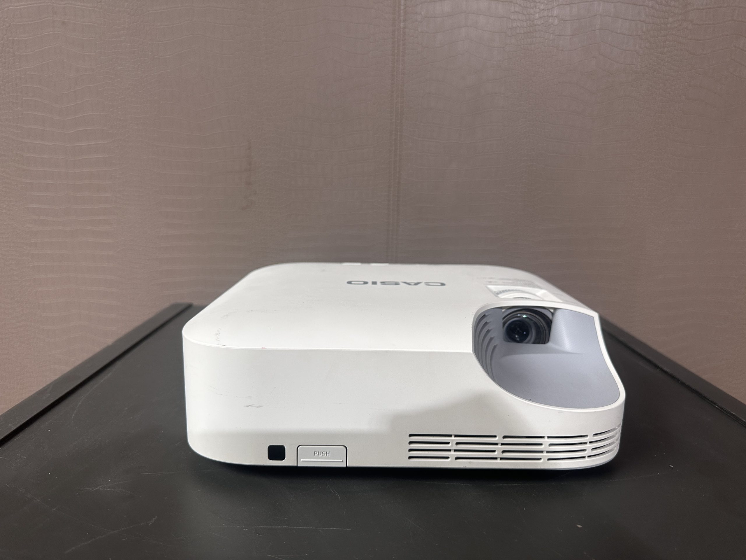 โปรเจคเตอร์ แบรนด์ CASIO รุ่น XJ-V2 สีขาว โปรเจคเตอร์ แบรนด์ CASIO รุ่น XJ-V2 สีขาว