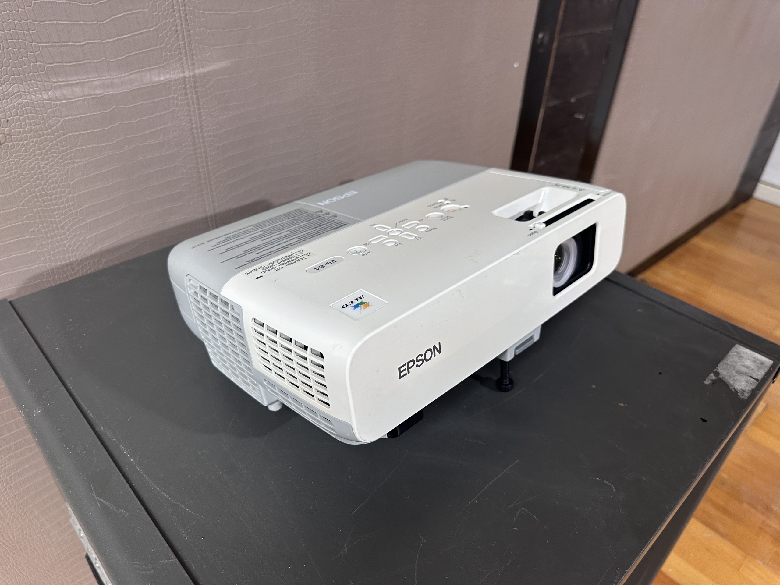 โปรเจคเตอร์ แบรนด์ EPSON รุ่น EB-84 โปรเจคเตอร์ แบรนด์ EPSON รุ่น EB-84