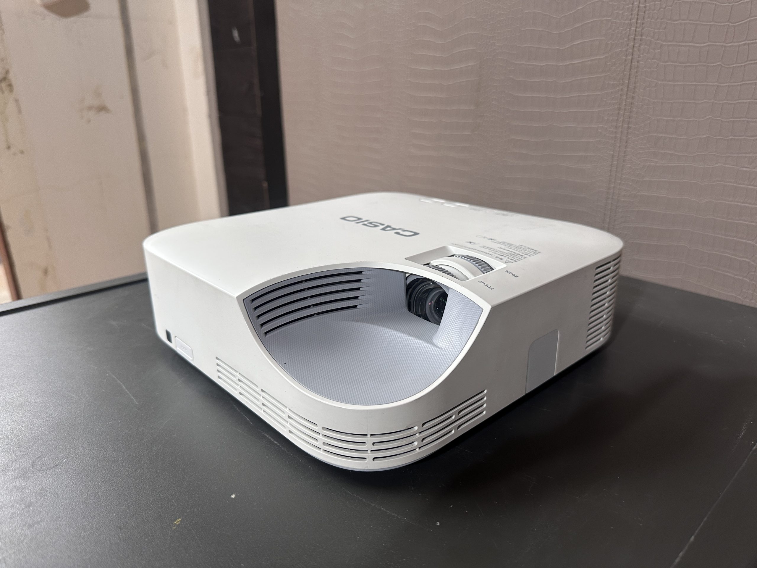 โปรเจคเตอร์ แบรนด์ CASIO รุ่น XJ-V2 สีขาว โปรเจคเตอร์ แบรนด์ CASIO รุ่น XJ-V2 สีขาว