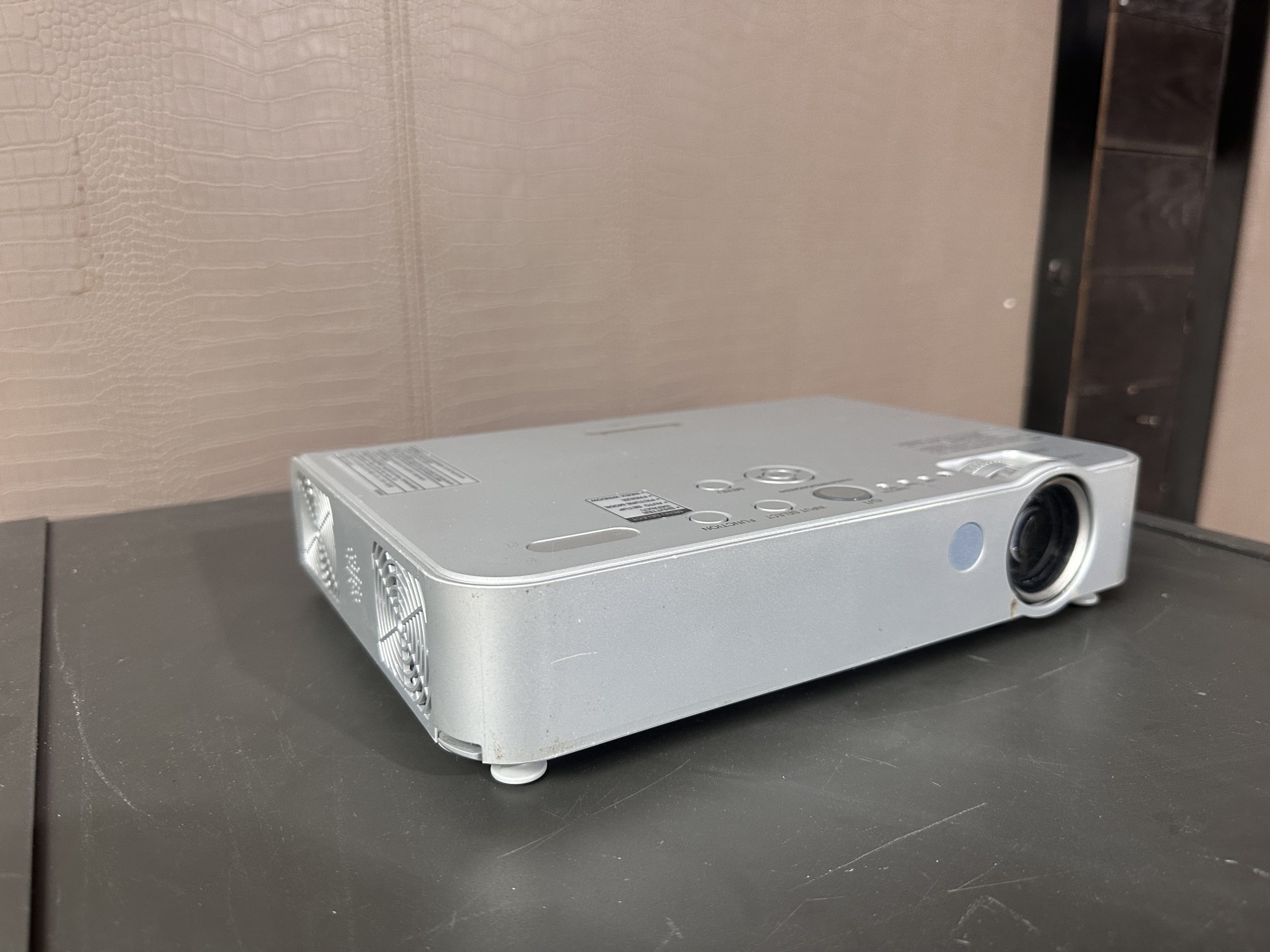 LCD โปรเจเตอร์ แบรนด์ Panasonic รุ่น PT-LB51 LCD โปรเจเตอร์ แบรนด์ Panasonic รุ่น PT-LB51