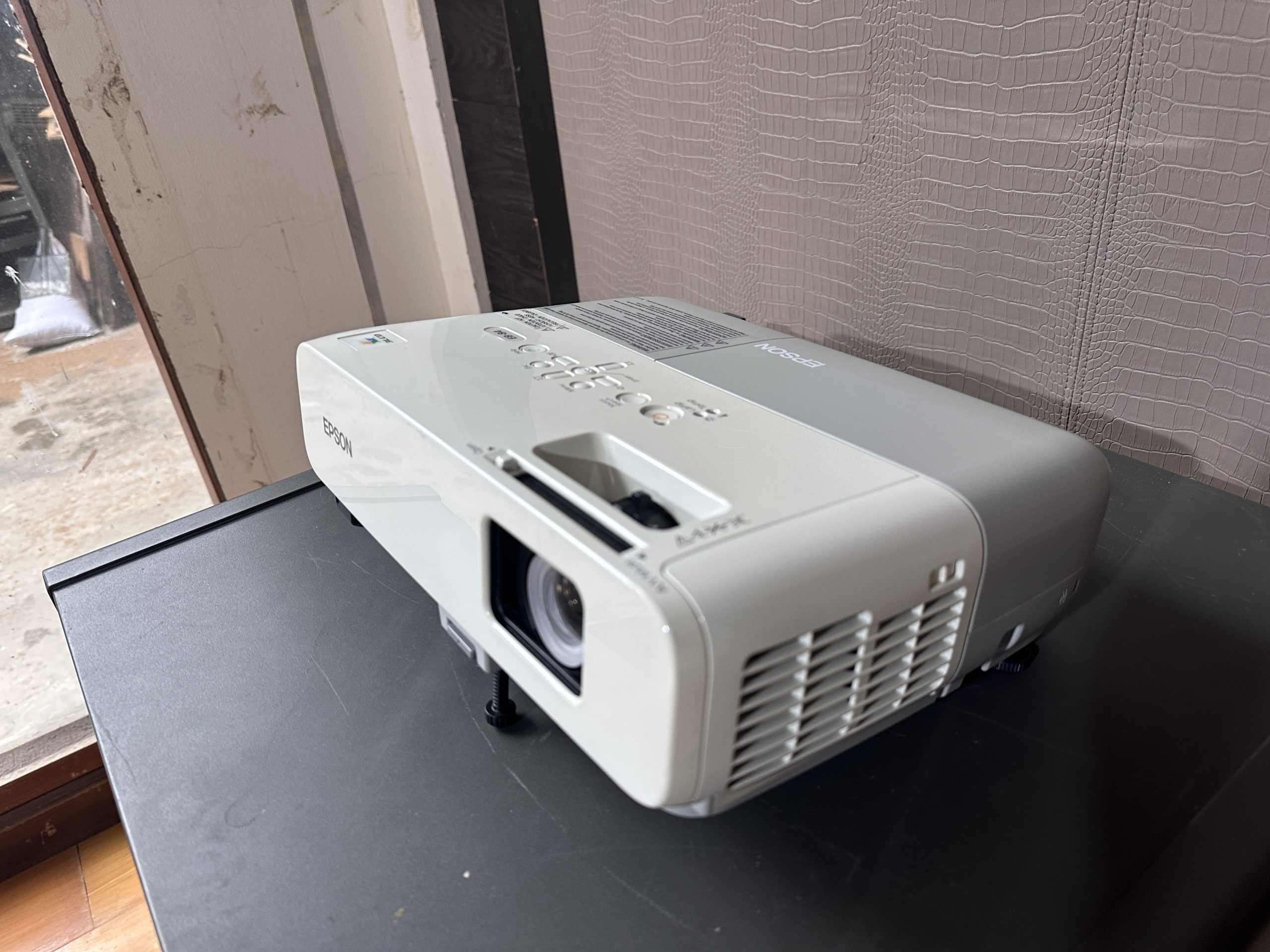 โปรเจคเตอร์ แบรนด์ EPSON รุ่น EB-84 โปรเจคเตอร์ แบรนด์ EPSON รุ่น EB-84