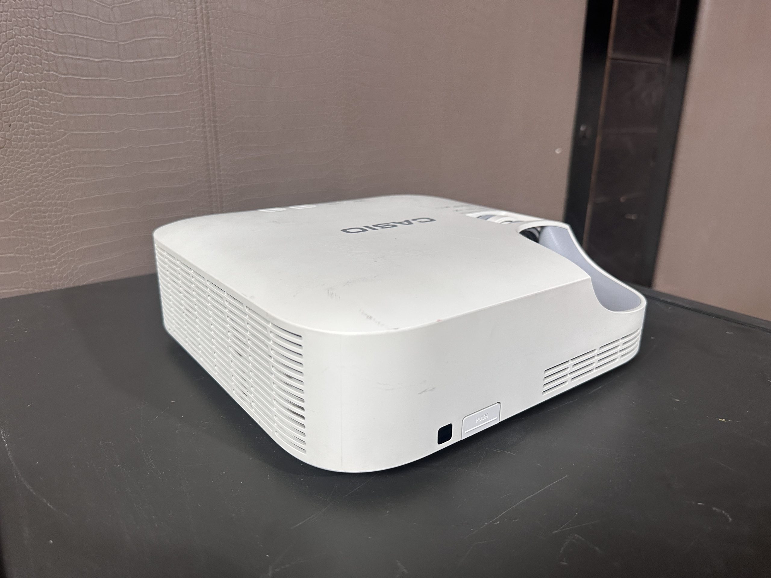 โปรเจคเตอร์ แบรนด์ CASIO รุ่น XJ-V2 สีขาว โปรเจคเตอร์ แบรนด์ CASIO รุ่น XJ-V2 สีขาว