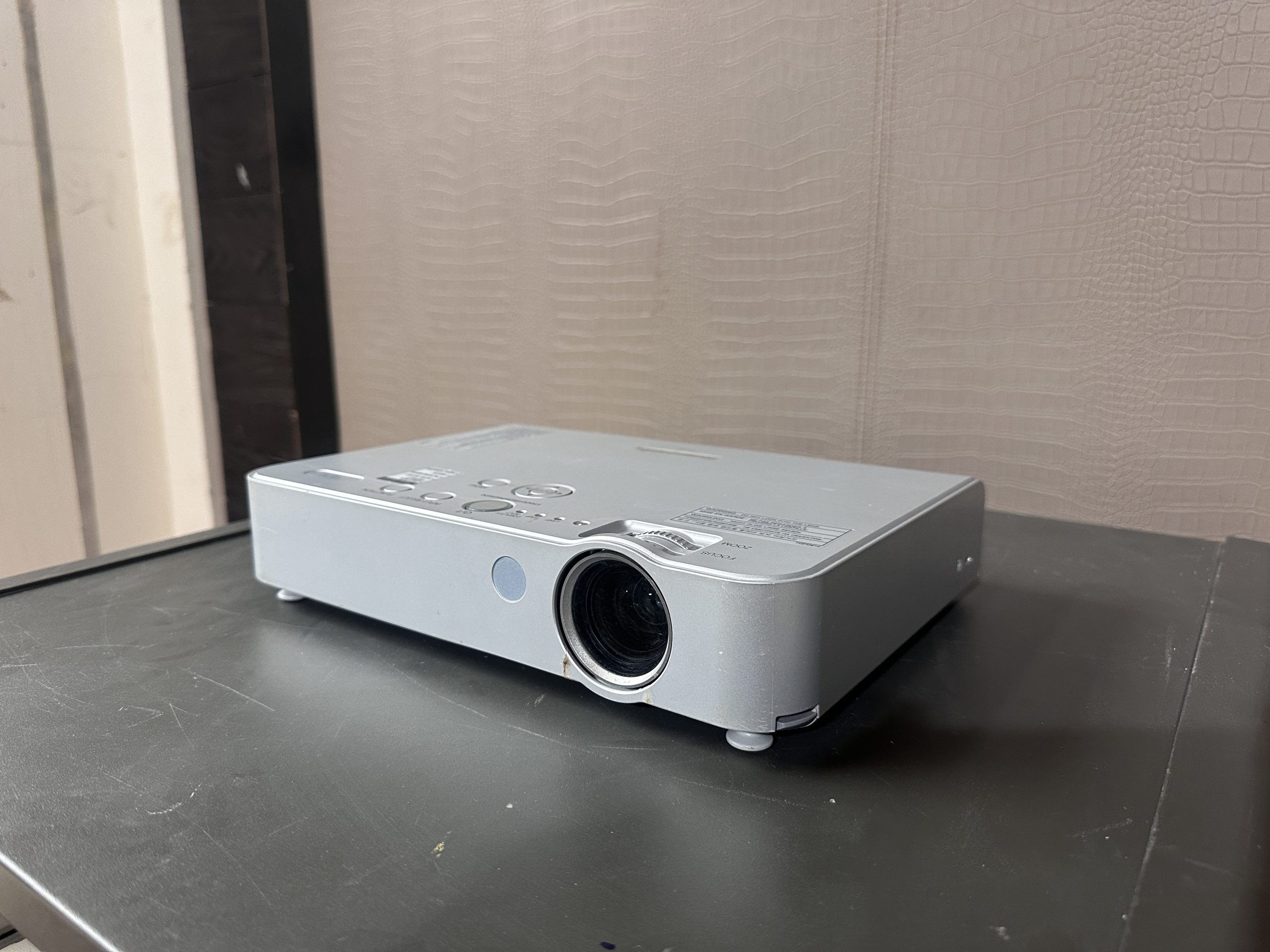 LCD โปรเจเตอร์ แบรนด์ Panasonic รุ่น PT-LB51 LCD โปรเจเตอร์ แบรนด์ Panasonic รุ่น PT-LB51