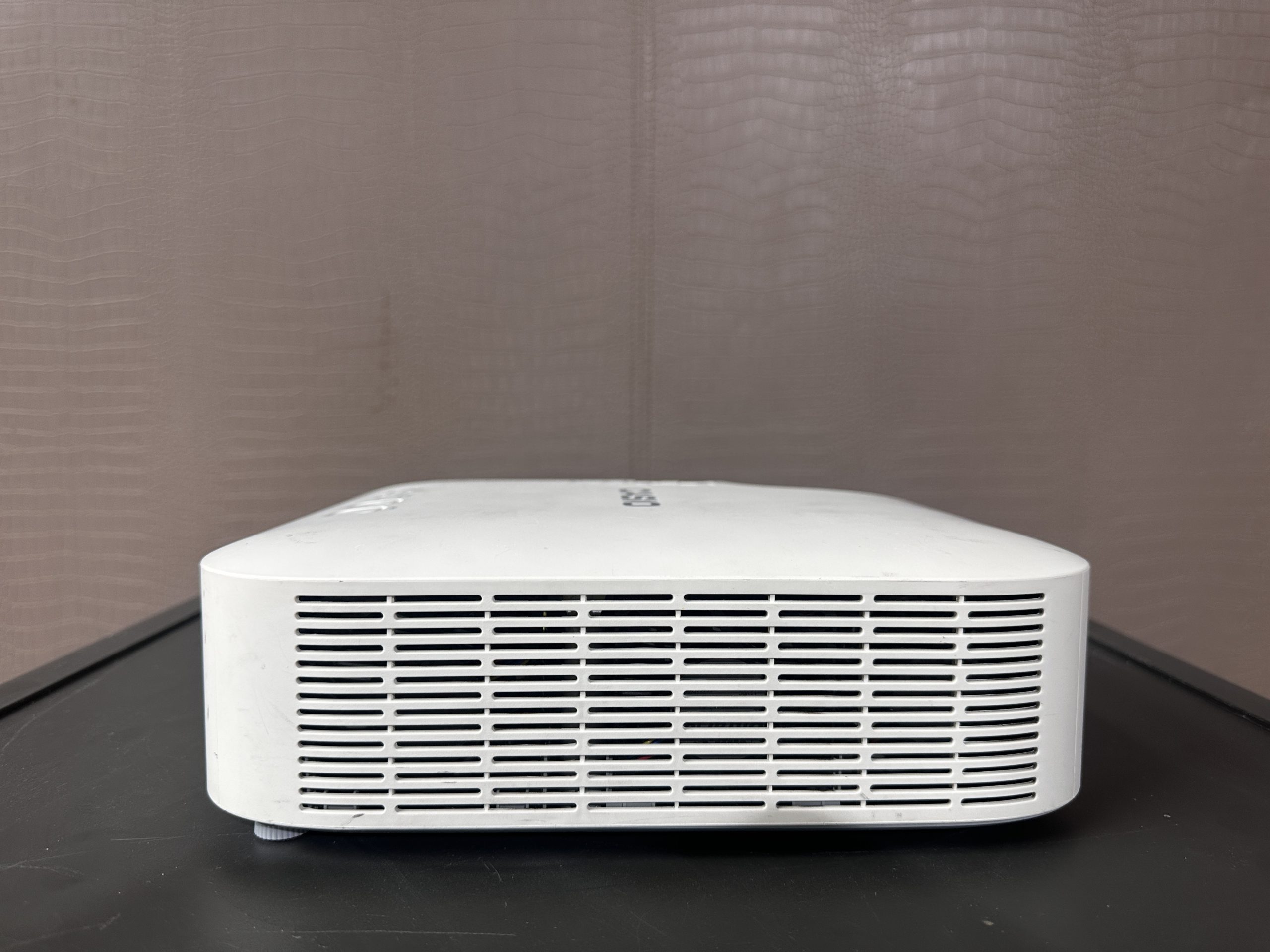 โปรเจคเตอร์ แบรนด์ CASIO รุ่น XJ-V2 สีขาว โปรเจคเตอร์ แบรนด์ CASIO รุ่น XJ-V2 สีขาว