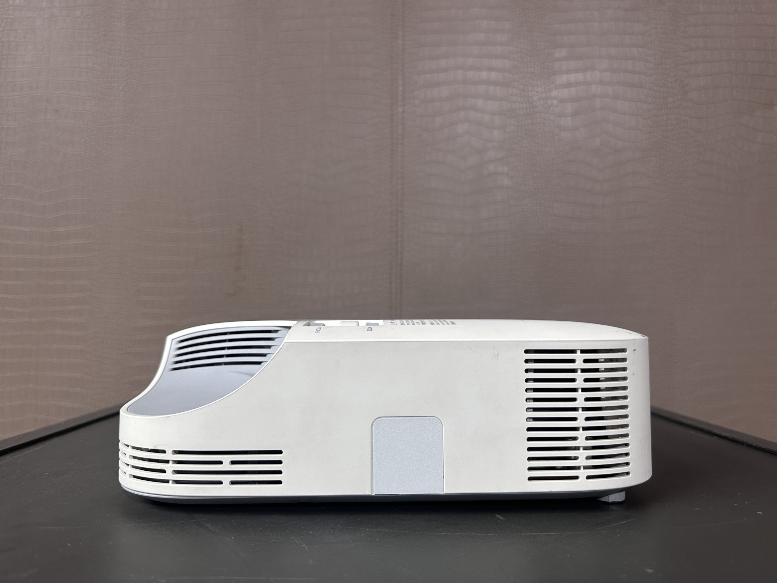 โปรเจคเตอร์ แบรนด์ CASIO รุ่น XJ-V2 สีขาว โปรเจคเตอร์ แบรนด์ CASIO รุ่น XJ-V2 สีขาว