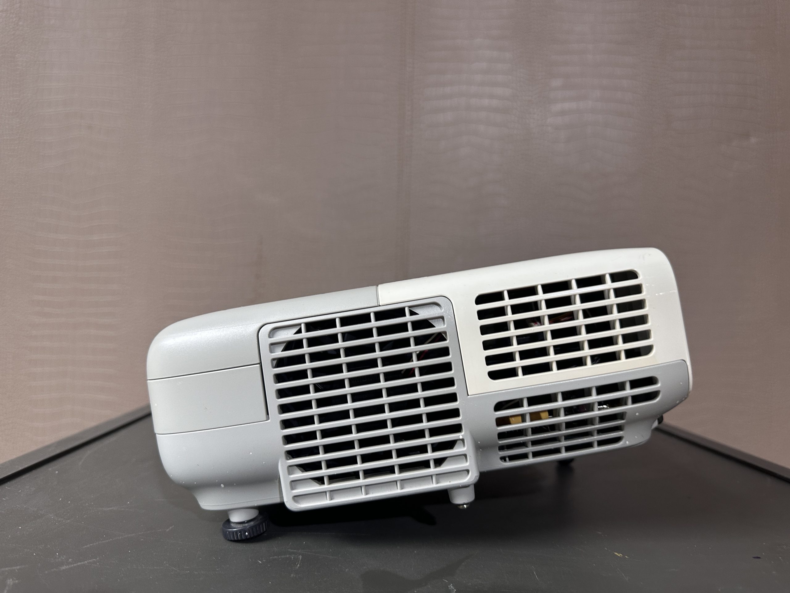 โปรเจคเตอร์ แบรนด์ EPSON รุ่น EB-84 โปรเจคเตอร์ แบรนด์ EPSON รุ่น EB-84