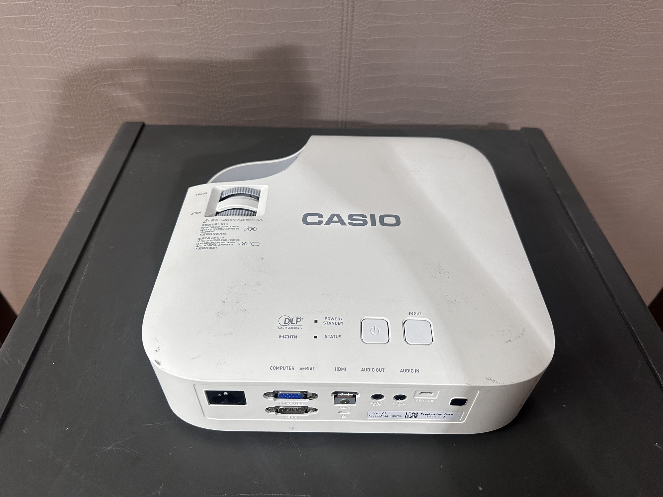 โปรเจคเตอร์ แบรนด์ CASIO รุ่น XJ-V2 สีขาว โปรเจคเตอร์ แบรนด์ CASIO รุ่น XJ-V2 สีขาว
