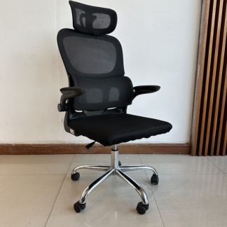 เก้าอี้สำนักงานหลังสูง เบาะผ้าข่ายสีดำ รองคอ และพักแขน ปรับขึ้นเก็บได้ มีโช็ค โครงพลาสติก ขาเหล็ก มีล้อเลื่อน