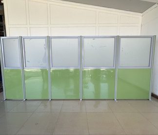 พาดิชั่น ด้านบนกระจกสีขุ่น ด้านล่างไม้อัดหุ้มผ้าสีเขียว เสาอลูมิเนียม ขาเหล็ก