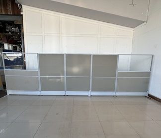 พาดิชั่น ด้านบนกระจกสีขุ่น ด้านล่างไม้อัดหุ้มผ้าสีเขียว เสาอลูมิเนียม ขาเหล็ก