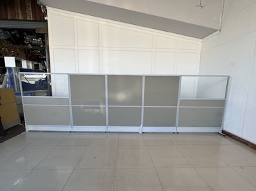 พาดิชั่น แผ่นกระจกใสด้านบน ตัวพาดิชั่นไม้อัดหุ้มผ้าสีเทา 2 แผ่น แผ่นทึบ 3 แผ่น โครงอลูมิเนียม พาดิชั่น แผ่นกระจกใสด้านบน ตัวพาดิชั่นไม้อัดหุ้มผ้าสีเทา 2 แผ่น แผ่นทึบ 3 แผ่น โครงอลูมิเนียม