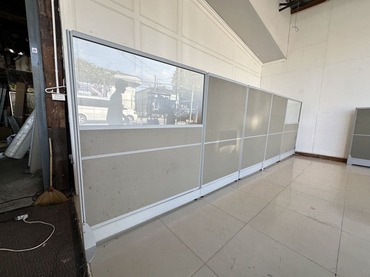 พาดิชั่น แผ่นกระจกใสด้านบน ตัวพาดิชั่นไม้อัดหุ้มผ้าสีเทา 2 แผ่น แผ่นทึบ 3 แผ่น โครงอลูมิเนียม พาดิชั่น แผ่นกระจกใสด้านบน ตัวพาดิชั่นไม้อัดหุ้มผ้าสีเทา 2 แผ่น แผ่นทึบ 3 แผ่น โครงอลูมิเนียม