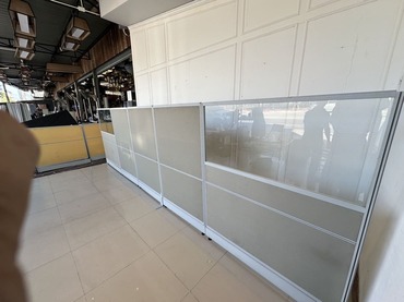 พาดิชั่น แผ่นกระจกใสด้านบน ตัวพาดิชั่นไม้อัดหุ้มผ้าสีเทา 2 แผ่น แผ่นทึบ 3 แผ่น โครงอลูมิเนียม พาดิชั่น แผ่นกระจกใสด้านบน ตัวพาดิชั่นไม้อัดหุ้มผ้าสีเทา 2 แผ่น แผ่นทึบ 3 แผ่น โครงอลูมิเนียม