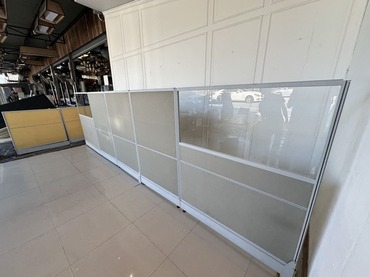 พาดิชั่น แผ่นกระจกใสด้านบน ตัวพาดิชั่นไม้อัดหุ้มผ้าสีเทา 2 แผ่น แผ่นทึบ 3 แผ่น โครงอลูมิเนียม พาดิชั่น แผ่นกระจกใสด้านบน ตัวพาดิชั่นไม้อัดหุ้มผ้าสีเทา 2 แผ่น แผ่นทึบ 3 แผ่น โครงอลูมิเนียม