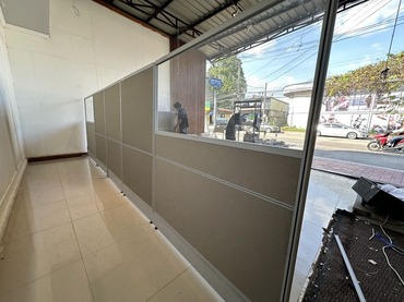 พาดิชั่น แผ่นกระจกใสด้านบน ตัวพาดิชั่นไม้อัดหุ้มผ้าสีเทา 2 แผ่น แผ่นทึบ 3 แผ่น โครงอลูมิเนียม พาดิชั่น แผ่นกระจกใสด้านบน ตัวพาดิชั่นไม้อัดหุ้มผ้าสีเทา 2 แผ่น แผ่นทึบ 3 แผ่น โครงอลูมิเนียม