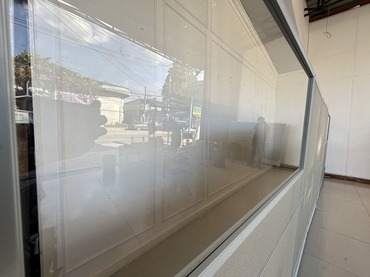 พาดิชั่น แผ่นกระจกใสด้านบน ตัวพาดิชั่นไม้อัดหุ้มผ้าสีเทา 2 แผ่น แผ่นทึบ 3 แผ่น โครงอลูมิเนียม พาดิชั่น แผ่นกระจกใสด้านบน ตัวพาดิชั่นไม้อัดหุ้มผ้าสีเทา 2 แผ่น แผ่นทึบ 3 แผ่น โครงอลูมิเนียม