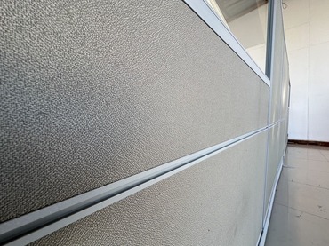 พาดิชั่น แผ่นกระจกใสด้านบน ตัวพาดิชั่นไม้อัดหุ้มผ้าสีเทา 2 แผ่น แผ่นทึบ 3 แผ่น โครงอลูมิเนียม พาดิชั่น แผ่นกระจกใสด้านบน ตัวพาดิชั่นไม้อัดหุ้มผ้าสีเทา 2 แผ่น แผ่นทึบ 3 แผ่น โครงอลูมิเนียม