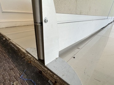 พาดิชั่น แผ่นกระจกใสด้านบน ตัวพาดิชั่นไม้อัดหุ้มผ้าสีเทา 2 แผ่น แผ่นทึบ 3 แผ่น โครงอลูมิเนียม พาดิชั่น แผ่นกระจกใสด้านบน ตัวพาดิชั่นไม้อัดหุ้มผ้าสีเทา 2 แผ่น แผ่นทึบ 3 แผ่น โครงอลูมิเนียม