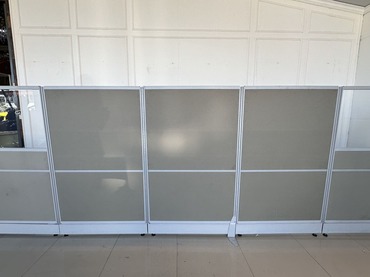 พาดิชั่น แผ่นกระจกใสด้านบน ตัวพาดิชั่นไม้อัดหุ้มผ้าสีเทา 2 แผ่น แผ่นทึบ 3 แผ่น โครงอลูมิเนียม พาดิชั่น แผ่นกระจกใสด้านบน ตัวพาดิชั่นไม้อัดหุ้มผ้าสีเทา 2 แผ่น แผ่นทึบ 3 แผ่น โครงอลูมิเนียม