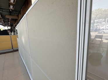 พาดิชั่น แผ่นกระจกใสด้านบน ตัวพาดิชั่นไม้อัดหุ้มผ้าสีเทา 2 แผ่น แผ่นทึบ 3 แผ่น โครงอลูมิเนียม พาดิชั่น แผ่นกระจกใสด้านบน ตัวพาดิชั่นไม้อัดหุ้มผ้าสีเทา 2 แผ่น แผ่นทึบ 3 แผ่น โครงอลูมิเนียม