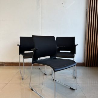 เก้าอี้สำนักงาน เบาะผ้าสีดำ พักแขนพลาสติก ขาเหล็ก