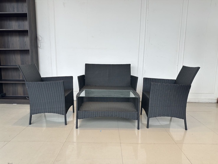 ชุดรับแขกหวายเทียม 4 ที่นั่ง พร้อมโต๊ะกลาง ท็อปวางกระจก สีดำ ชุดรับแขกหวายเทียม 4 ที่นั่ง พร้อมโต๊ะกลาง ท็อปวางกระจก สีดำ