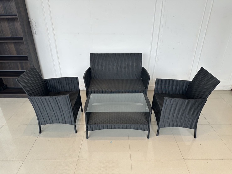 ชุดรับแขกหวายเทียม 4 ที่นั่ง พร้อมโต๊ะกลาง ท็อปวางกระจก สีดำ ชุดรับแขกหวายเทียม 4 ที่นั่ง พร้อมโต๊ะกลาง ท็อปวางกระจก สีดำ