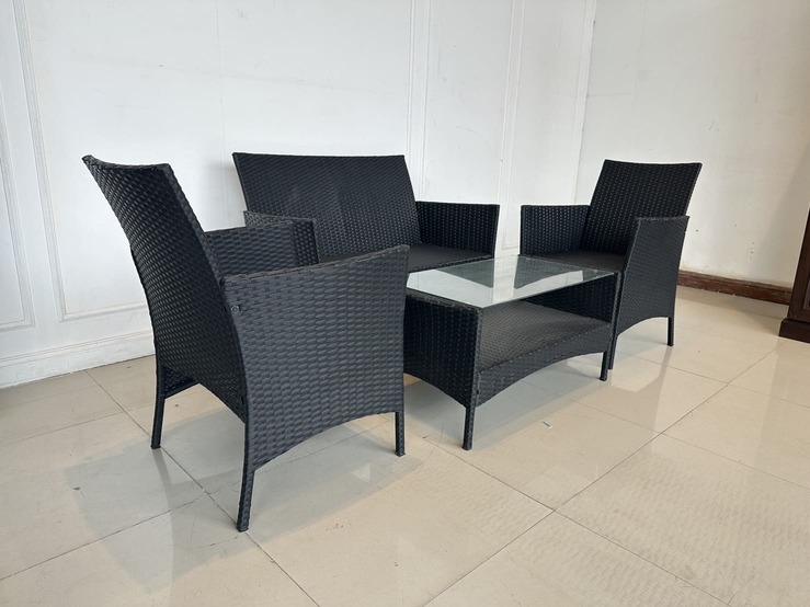 ชุดรับแขกหวายเทียม 4 ที่นั่ง พร้อมโต๊ะกลาง ท็อปวางกระจก สีดำ ชุดรับแขกหวายเทียม 4 ที่นั่ง พร้อมโต๊ะกลาง ท็อปวางกระจก สีดำ