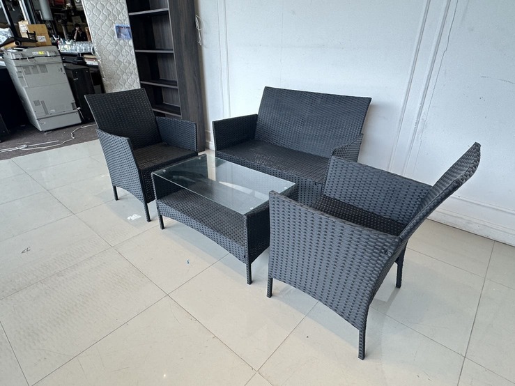 ชุดรับแขกหวายเทียม 4 ที่นั่ง พร้อมโต๊ะกลาง ท็อปวางกระจก สีดำ ชุดรับแขกหวายเทียม 4 ที่นั่ง พร้อมโต๊ะกลาง ท็อปวางกระจก สีดำ