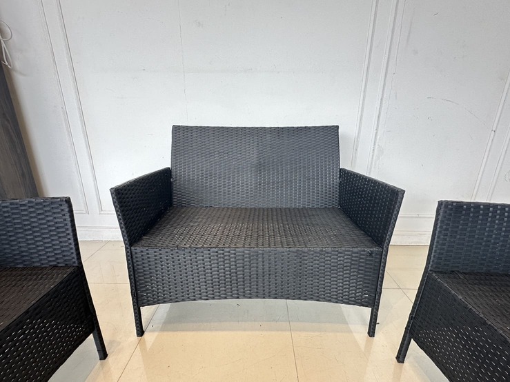 ชุดรับแขกหวายเทียม 4 ที่นั่ง พร้อมโต๊ะกลาง ท็อปวางกระจก สีดำ ชุดรับแขกหวายเทียม 4 ที่นั่ง พร้อมโต๊ะกลาง ท็อปวางกระจก สีดำ