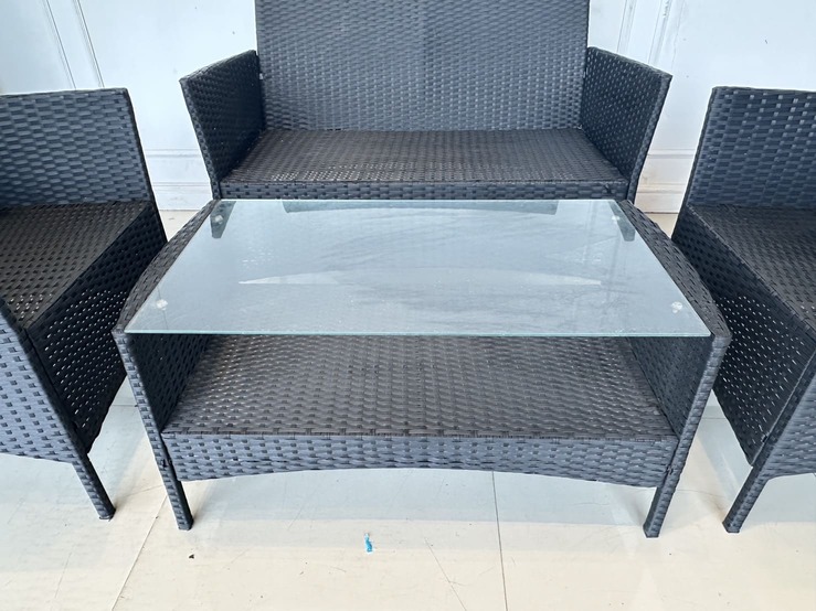 ชุดรับแขกหวายเทียม 4 ที่นั่ง พร้อมโต๊ะกลาง ท็อปวางกระจก สีดำ ชุดรับแขกหวายเทียม 4 ที่นั่ง พร้อมโต๊ะกลาง ท็อปวางกระจก สีดำ
