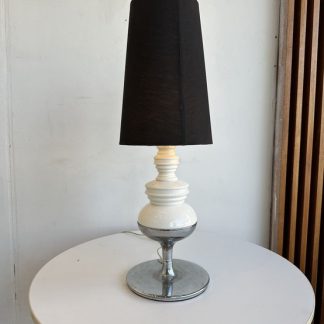 โคมไฟตั้งโต๊ะ โป๊ะผ้าสีดำ…