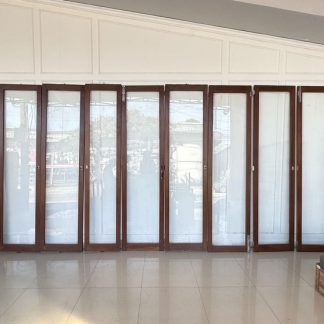 ประตูบานพับ โครงอลูมิเนียมสีขาว