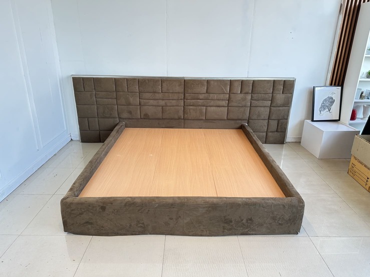 เตียงนอน 6 ฟุต แบรนด์ SB FURNITURE โครงและหัวเตียงหุ้มผ้ากำมะหยี่สีน้ำตาล เตียงนอน 6 ฟุต แบรนด์ SB FURNITURE โครงและหัวเตียงหุ้มผ้ากำมะหยี่สีน้ำตาล