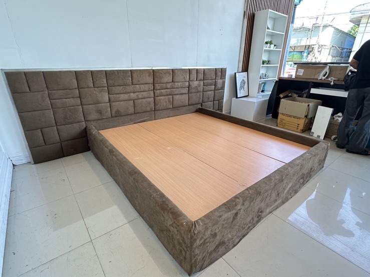 เตียงนอน 6 ฟุต แบรนด์ SB FURNITURE โครงและหัวเตียงหุ้มผ้ากำมะหยี่สีน้ำตาล เตียงนอน 6 ฟุต แบรนด์ SB FURNITURE โครงและหัวเตียงหุ้มผ้ากำมะหยี่สีน้ำตาล