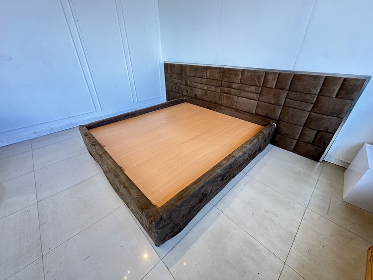 เตียงนอน 6 ฟุต แบรนด์ SB FURNITURE โครงและหัวเตียงหุ้มผ้ากำมะหยี่สีน้ำตาล เตียงนอน 6 ฟุต แบรนด์ SB FURNITURE โครงและหัวเตียงหุ้มผ้ากำมะหยี่สีน้ำตาล