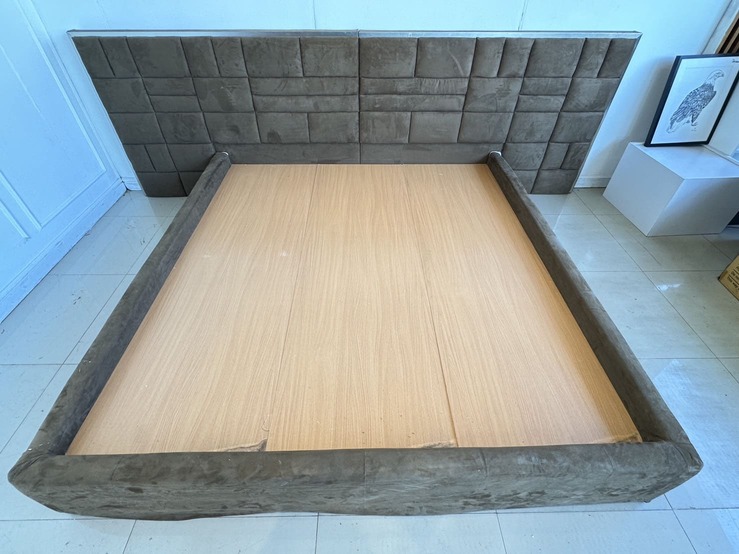 เตียงนอน 6 ฟุต แบรนด์ SB FURNITURE โครงและหัวเตียงหุ้มผ้ากำมะหยี่สีน้ำตาล เตียงนอน 6 ฟุต แบรนด์ SB FURNITURE โครงและหัวเตียงหุ้มผ้ากำมะหยี่สีน้ำตาล