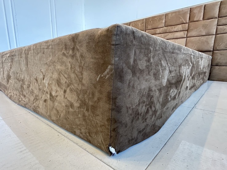 เตียงนอน 6 ฟุต แบรนด์ SB FURNITURE โครงและหัวเตียงหุ้มผ้ากำมะหยี่สีน้ำตาล เตียงนอน 6 ฟุต แบรนด์ SB FURNITURE โครงและหัวเตียงหุ้มผ้ากำมะหยี่สีน้ำตาล