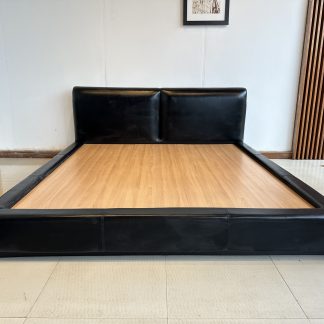เตียง 6 ฟุต หัวเตียงและโครงเตียงบุนวมหุ้มหนัง PU สีดำ โครงไม้อัด คานเหล็ก 3 ท่อนแผ่นรองไม้อัด 3 แผ่น