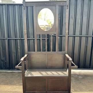 เก้าอี้ไม้หลังสูง สไตล์วินเทจ พิงหลังติดบานกระจกเงา ด้านข้างติดตะขอเหล็ก โครงขาไม้จริง สีน้ำตาล