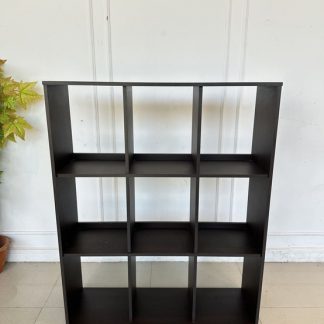 ชั้นวางหนังสือ 9 ช่อง โครงไม้ MDF สีน้ำตาลลายไม้