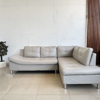 โซฟาแอลเข้ามุม เบาะหนัง PU สีเทา โครงไม้ MDF ขาเหล็ก หมอนพิงหลังถอดปลอกได้