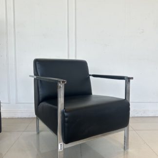 เก้าอี้อาร์มแชร์ สไตล์โมเดิร์น เบาะหนัง PU สีดำ โครงขาเหล็ก